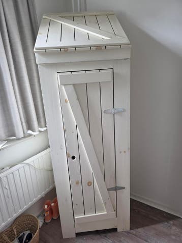 Witte houten kast voor babykamer