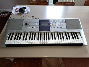 Vintage Yamaha keyboard met los contact (gratis)