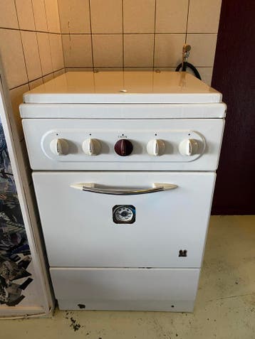 Gratis Etna gasfornuis met oven en gasslang. Prima werkend!