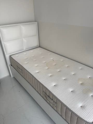 Eenpersoons boxspring met hoofdbord en matras