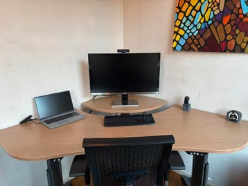 Hoekbureau elektrisch in hoogte verstelbaar