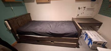 Stevig houten eenpersoons bed met opberglade