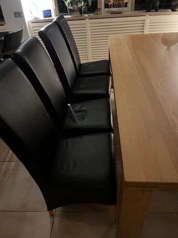 Robuuste houten eettafel