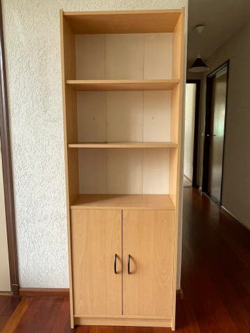 GRATIS: Praktisch kastje met open vakken en deurtjes