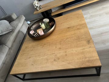 Salontafel met houten blad en metalen onderstel