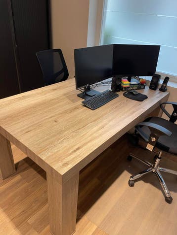 Houten eettafel met dikke poten