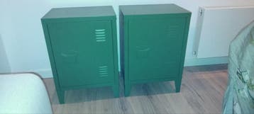 2 groene nachtkastjes - af te halen voor een bos bloemen
