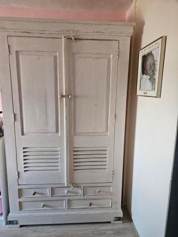 Mooie landelijke kast met deuren en lades