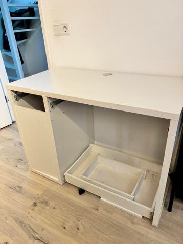 Wit bureau met opbergruimte