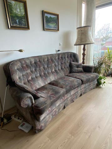 Gratis 3 zitsbank .. moet deze week weg..