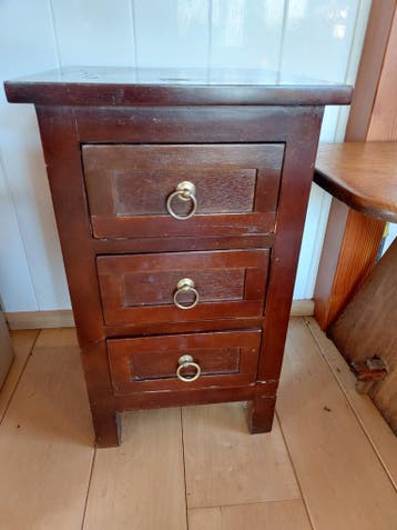 Gratis nachtkastje met 3 laadjes
