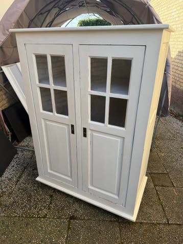 Witte kast met glazen deuren verrijdbaar