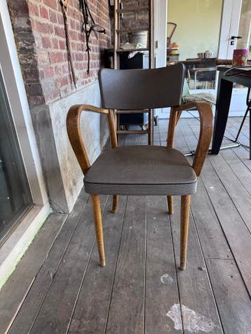 Vintage stoel met houten frame en gestoffeerde zitting