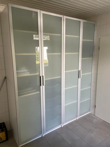 2 Voorraadkasten met aluminium lijst en melkglas