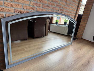 Gratis grote spiegel met grijze rand