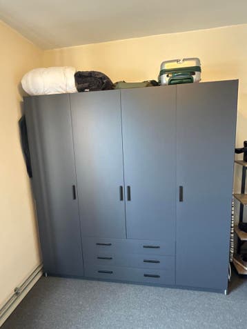 Ruime kledingkast met lades - plank ontbreekt