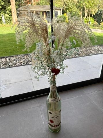 Glazen fles met decoratie.