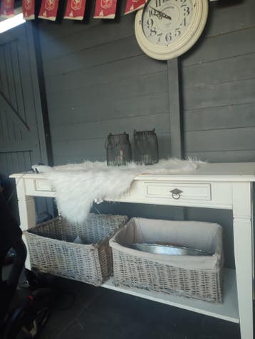 Dressoir opknapper heeft altijd onder overkapping gestaan