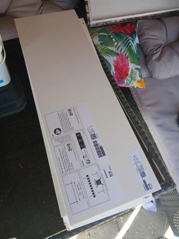 6 IKEA BURHULT planken met beschadigde hoeken