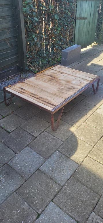 Salontafel van hout en metaal  opknapper