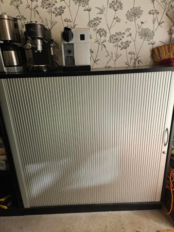 Gratis stevige kasten met roldeur, 3x