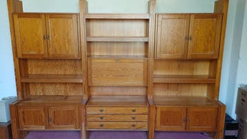 Grote houten wandkast met planken en lades