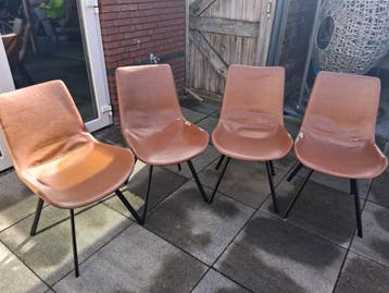 Gratis 4 bruine eetkamerstoelen met metalen onderstel