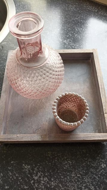 Roze glazen vaasje met ruitjespatroon