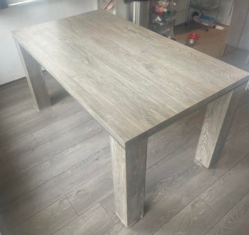 Gratis eettafel, beschadigd aan de tafelpoten