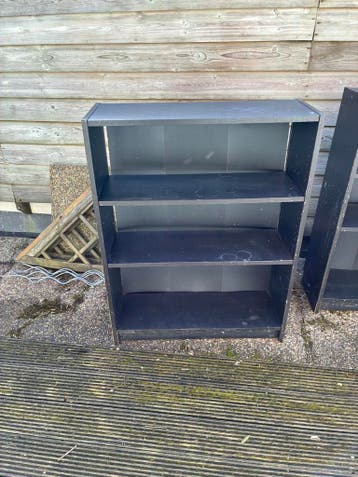 Twee zwarte IKEA open kasten