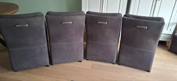 Vier donkergrijze stoelen