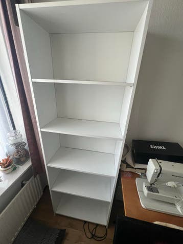 Gratis af te halen: Wit boekenkastje met 5 planken