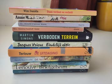 Stapel boeken, waaronder Wim Daniëls en Annie M.G. Schmidt