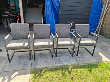 4 gebruikte grijze eettafelstoelen gratis af te halen