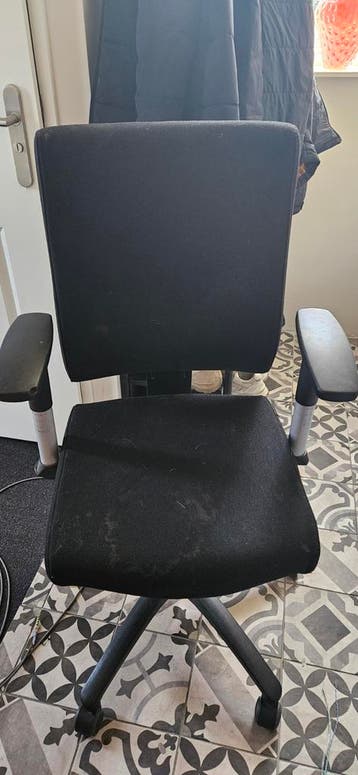 Gratis bureaustoel - Zwart, moet schoongemaakt worden