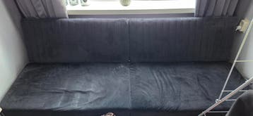 Gratis fluweel zwarte slaapbank