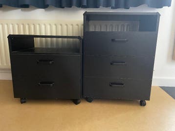 2 zwarte lade blokken op wieltjes