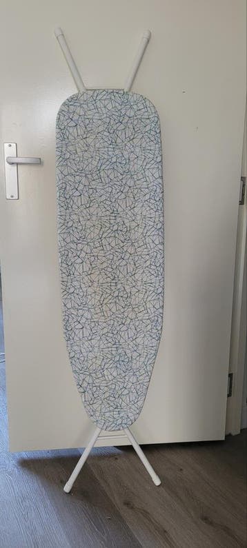 Strijkplank met groen-wit patroon