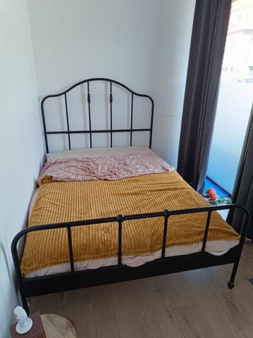 Ikea bed (metaal) 140x200 cm incl lattenbodem