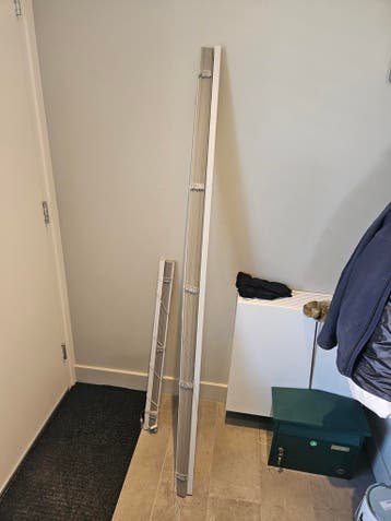 2 zilvergrijze jaloezieën