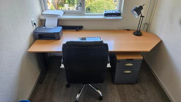 Gratis  i.v.m. verhuizing een bureau met ladeblok en stoel