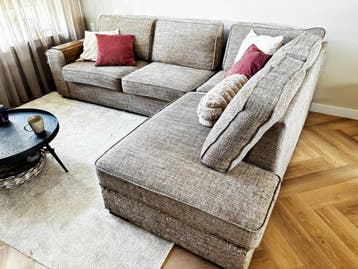 Gratis beige hoekbank met kattenkrabschade