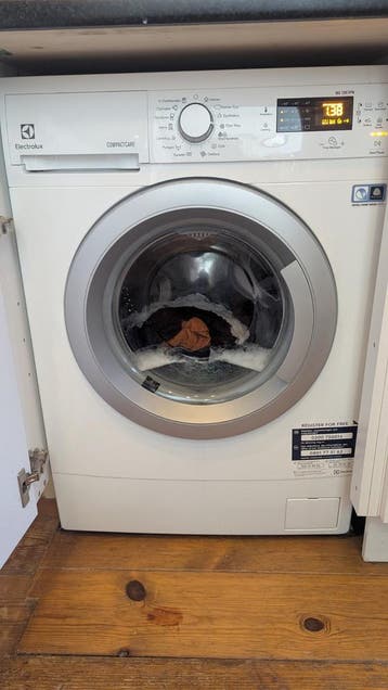 Gratis wasmachine Electrolux, klein scheurtje in rubber