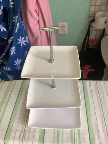 Een etagere voor hapjes , 3 lagen, wit