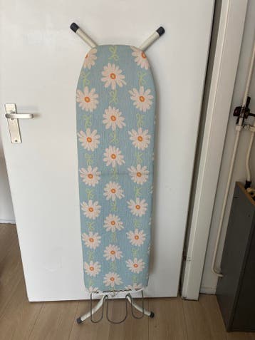 Strijkplank met bloemenpatroon