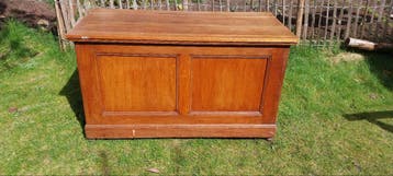 Gratis Houten kist met drie grote lades