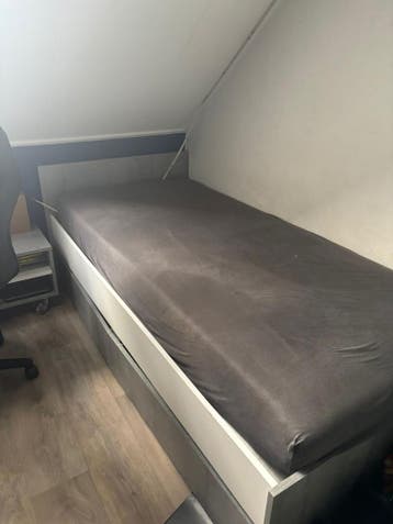 Eenpersoonsbed met nachtkastje