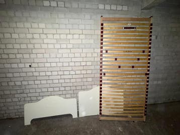 Gratis eenpersoonsbed met bodem en nachtkast