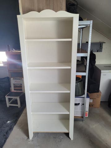 Witte kast met planken