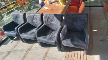 Gratis! 4 donkerblauwe leren eetstoelen met leuning & wielen